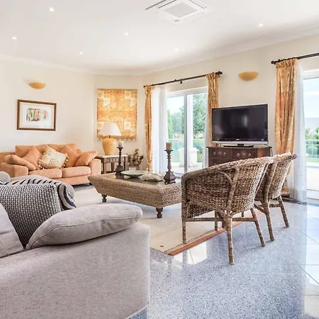 Luz Figueiras Villa *