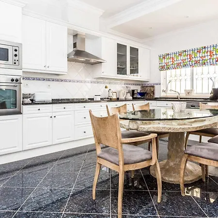 Luz Figueiras Villa *